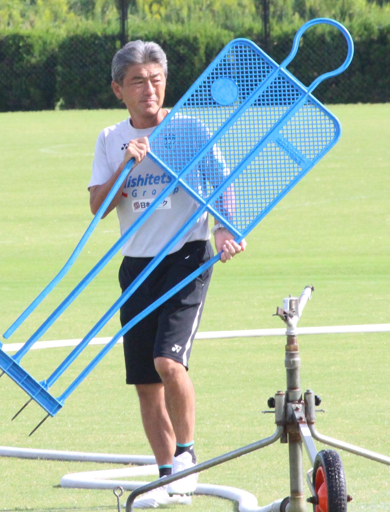 練習を見守る福岡・長谷部茂利監督（撮影・菊川光一）
