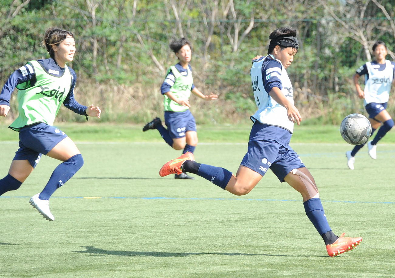 試合形式の練習でシュートを放つ道上（右）