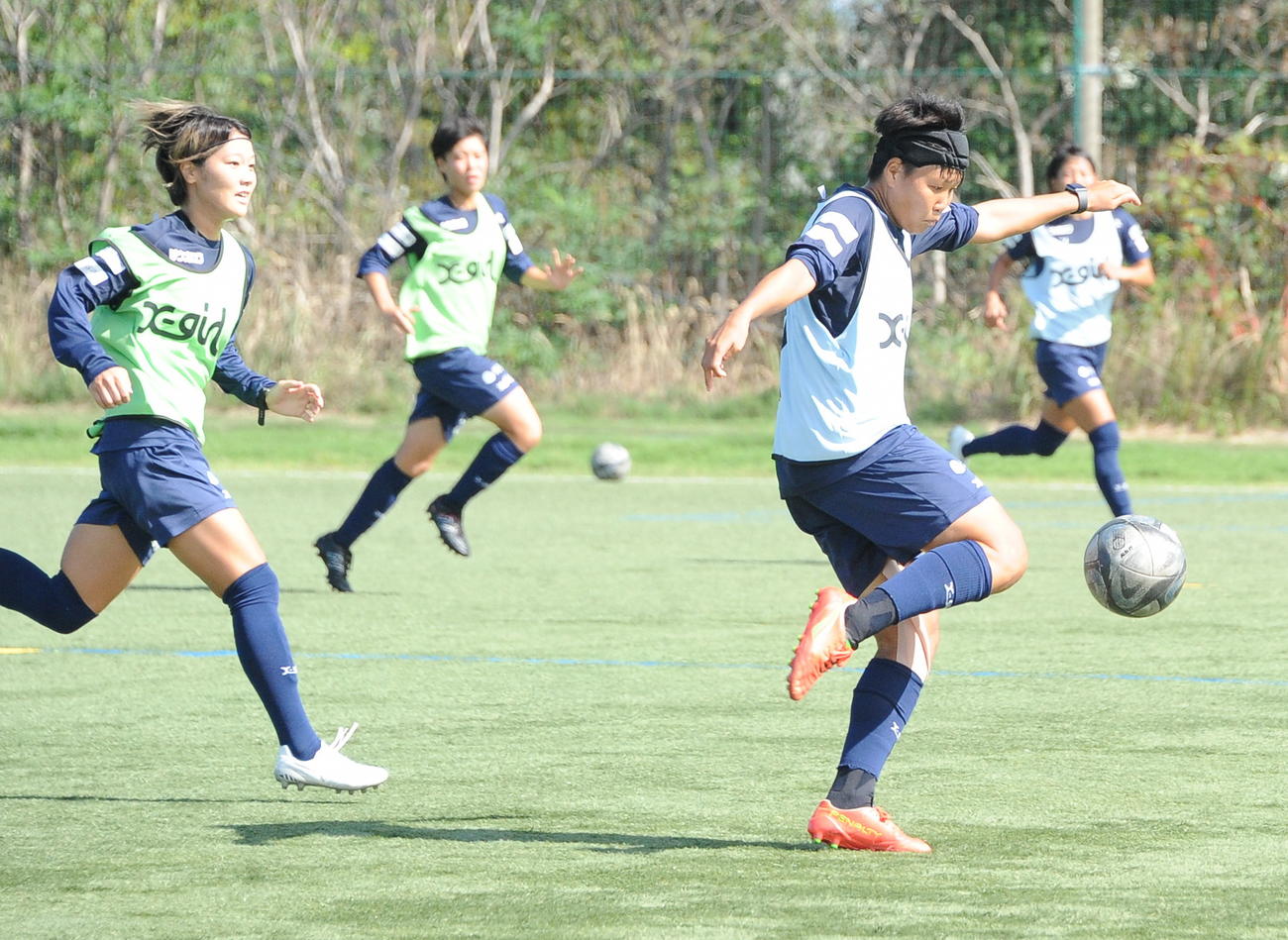 試合形式の練習でシュートを放つ道上（右）
