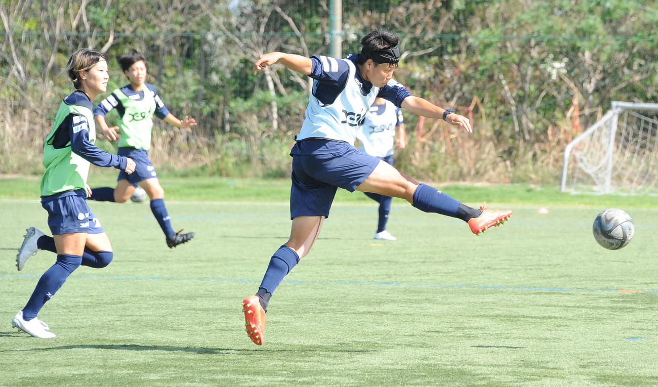 試合形式の練習でシュートを放つ道上（右）