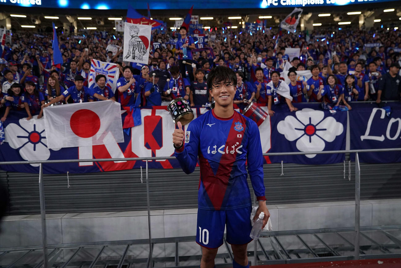 甲府対ブリーラム　甲府長谷川はサポーターを背に笑顔で記念撮影（撮影・井上学）