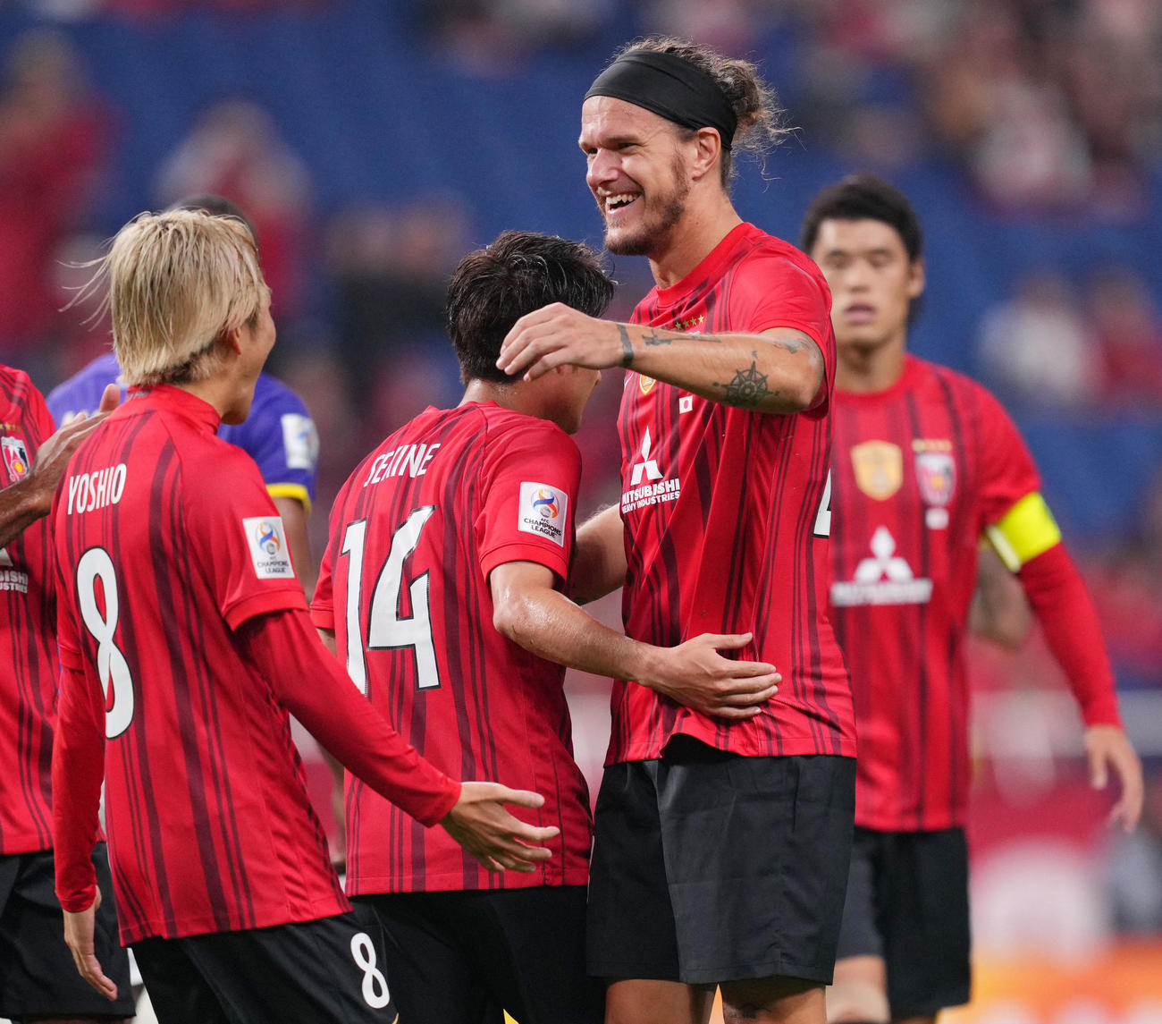 浦和対ハノイ　前半、PKを決めチームメートと抱き合う浦和ショルツ（右から2人目）（撮影・横山健太）