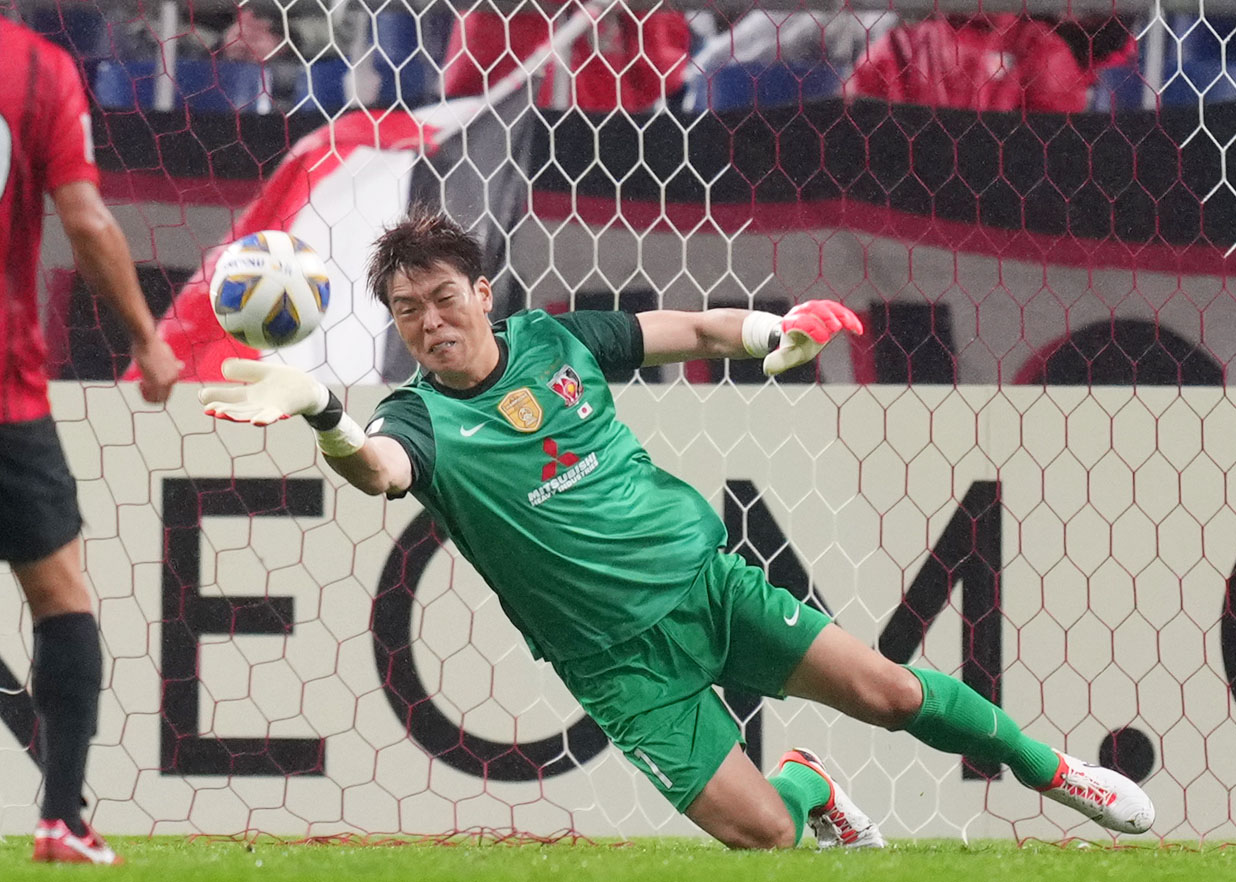 浦和対ハノイ　前半、シュートをブロックする浦和GK西川（撮影・横山健太）