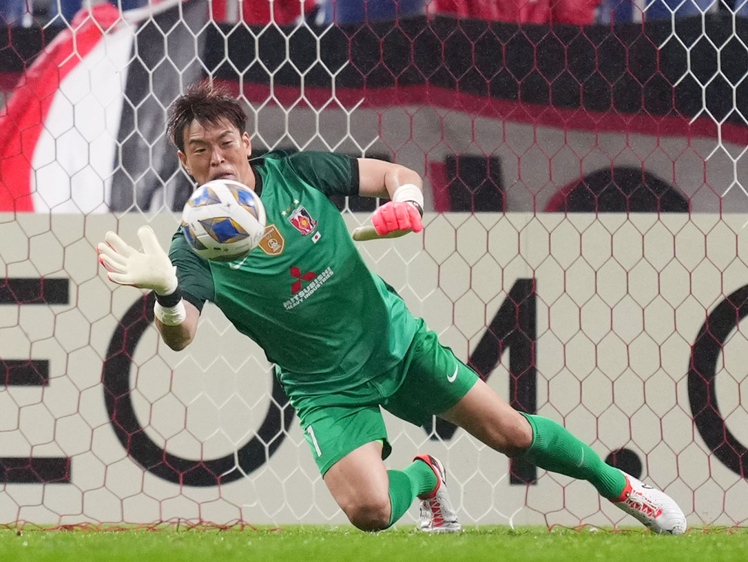 浦和対ハノイ　前半、シュートをブロックする浦和GK西川（撮影・横山健太）