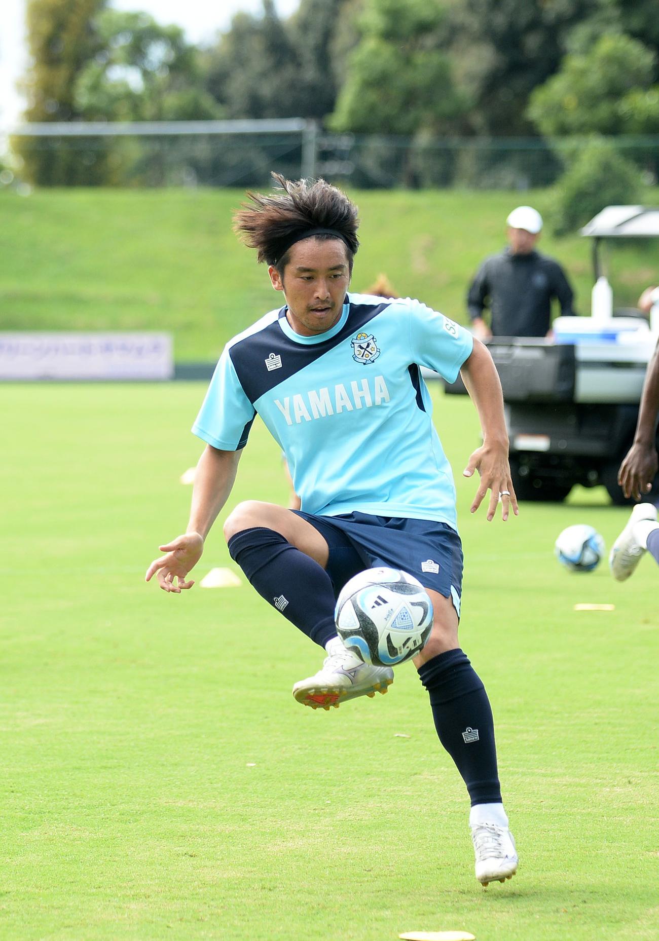 浮き球をコントロールする磐田小川