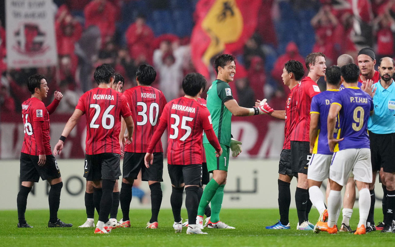 浦和対ハノイ　後半、ハノイに勝利しタッチを交わす浦和GK西川（中央）（撮影・横山健太）
