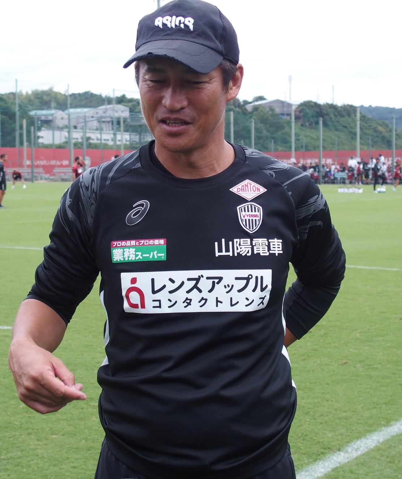 10月5日の練習後に取材対応する神戸・吉田孝行監督（撮影・永田淳）