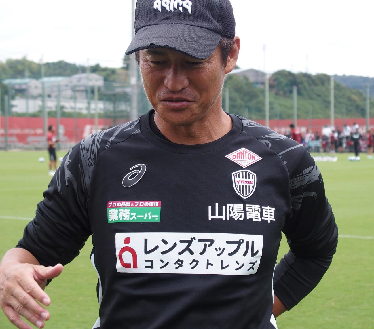 10月5日の練習後に取材対応する神戸・吉田孝行監督（撮影・永田淳）