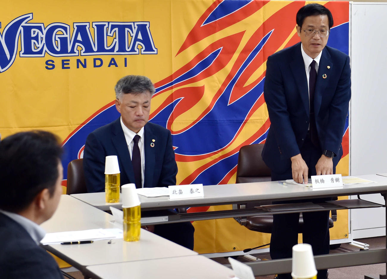 取締役会であいさつするベガルタ仙台・板橋社長（右）