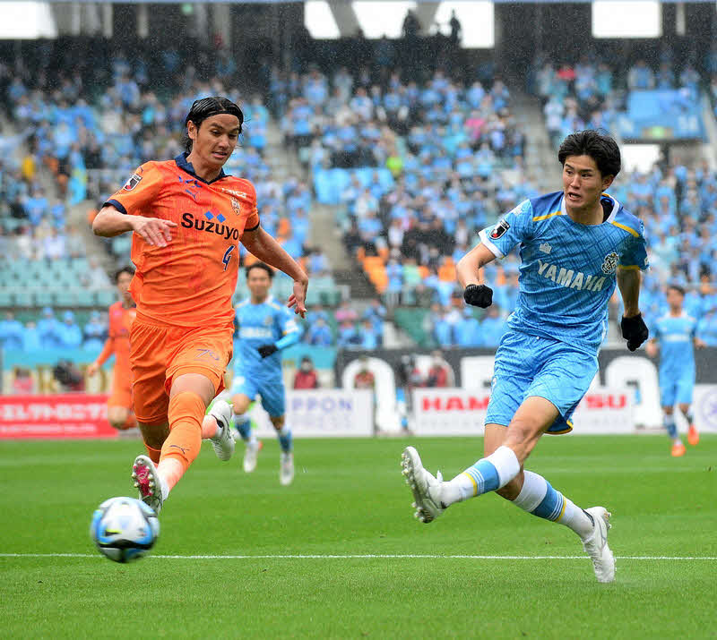 磐田後藤啓介（右）