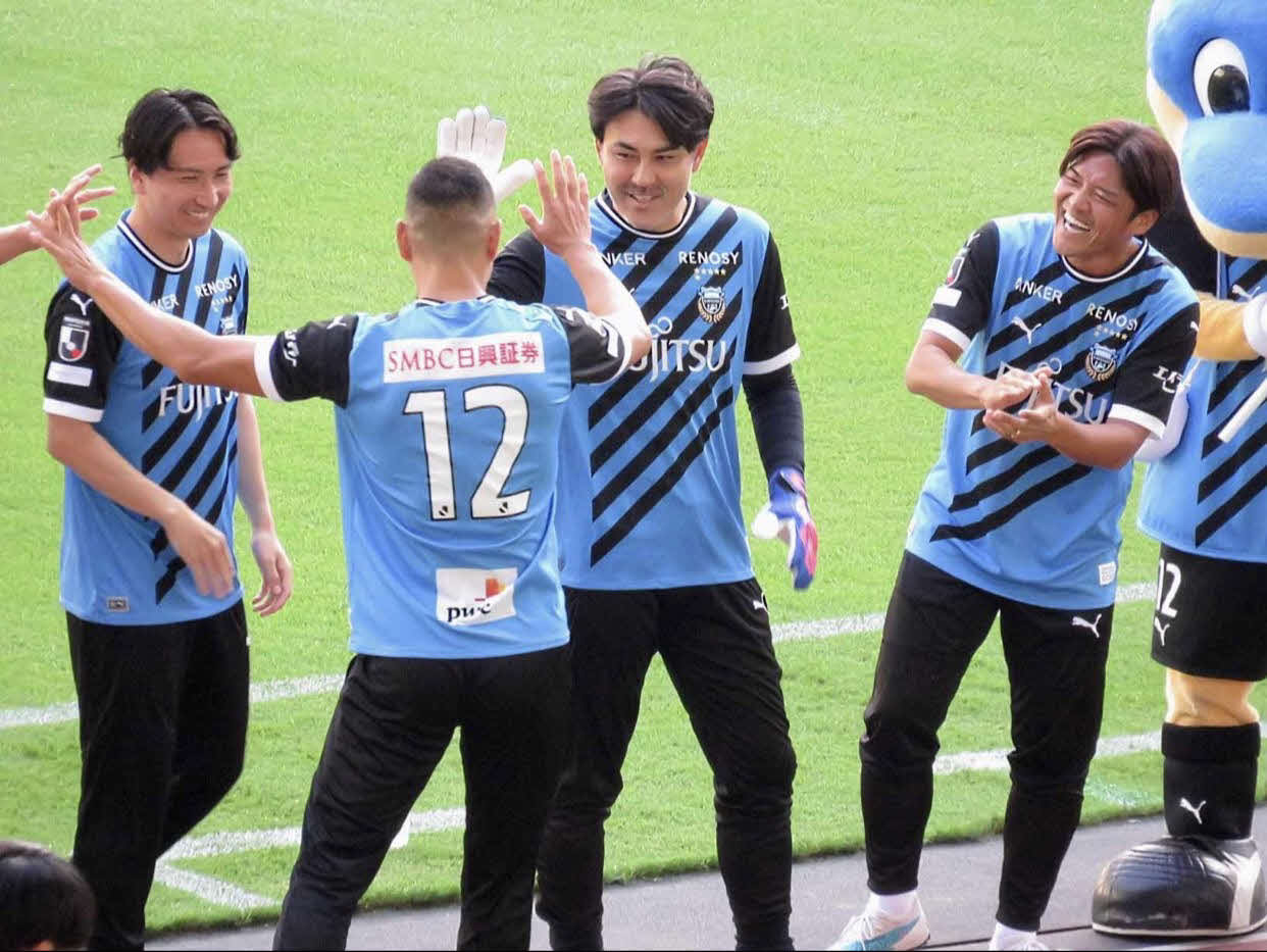 吉原氏（左から3人目）は9月24日のJ1湘南－川崎F戦の試合前のイベントに登場し、会場を盛り上げた（写真は吉原氏提供）