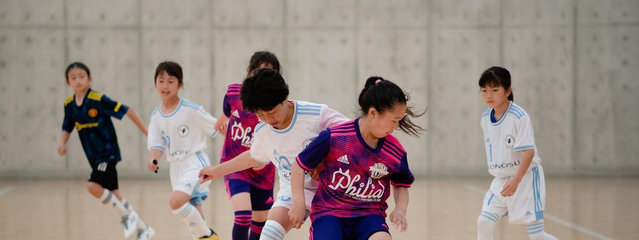 「アディダス・JFA共同プロジェクト『HER TEAM』」ロゴ（C）2023 adidas Japan K．K．　adidas，　the Performance Logo and the 3－Stripes mark are trademarks of the adidas