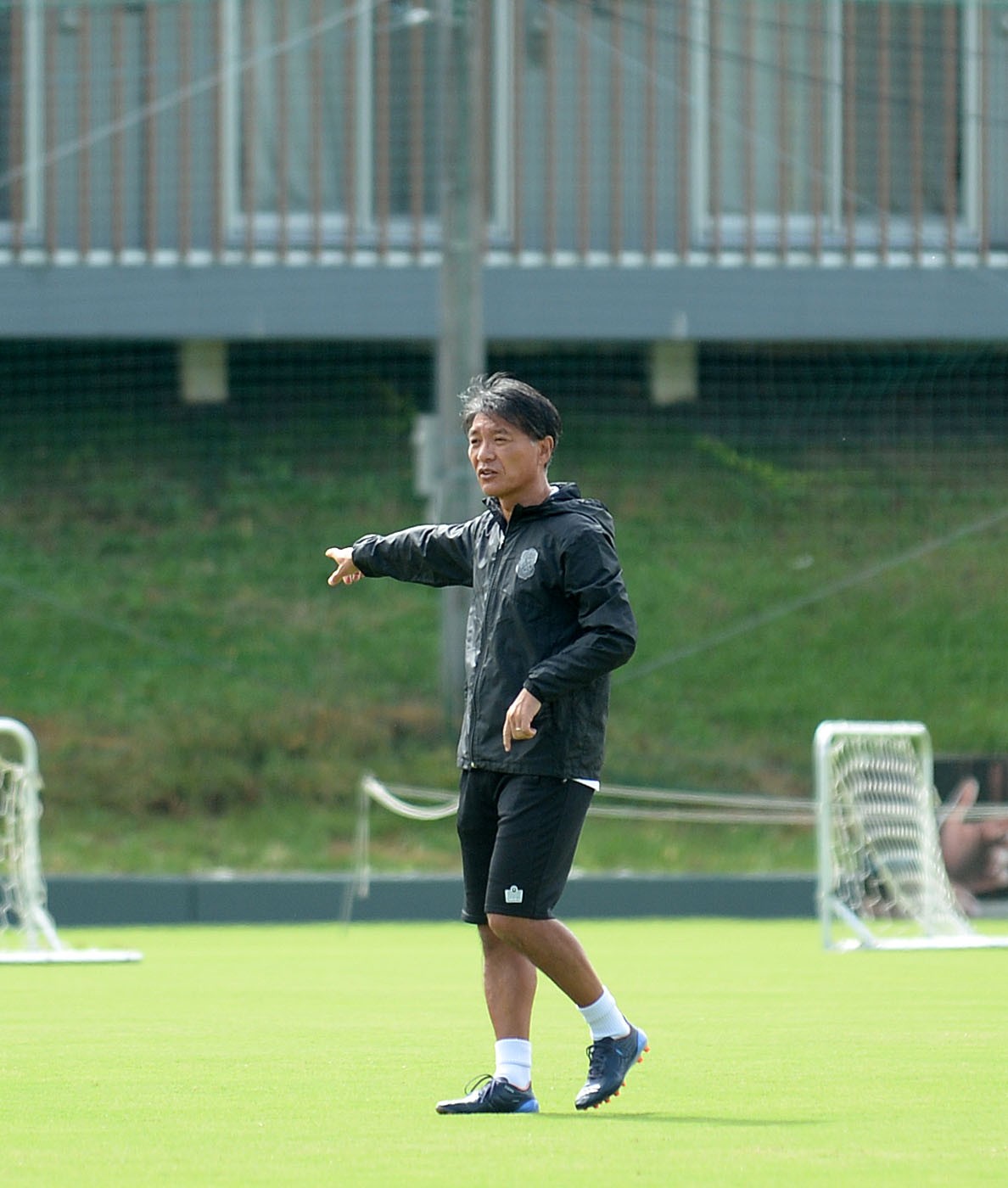 選手に指示を出す磐田の横内監督