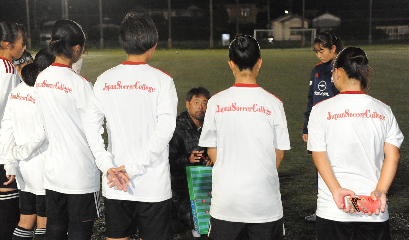 少年女子新潟選抜を率いる影山監督（中央奥）