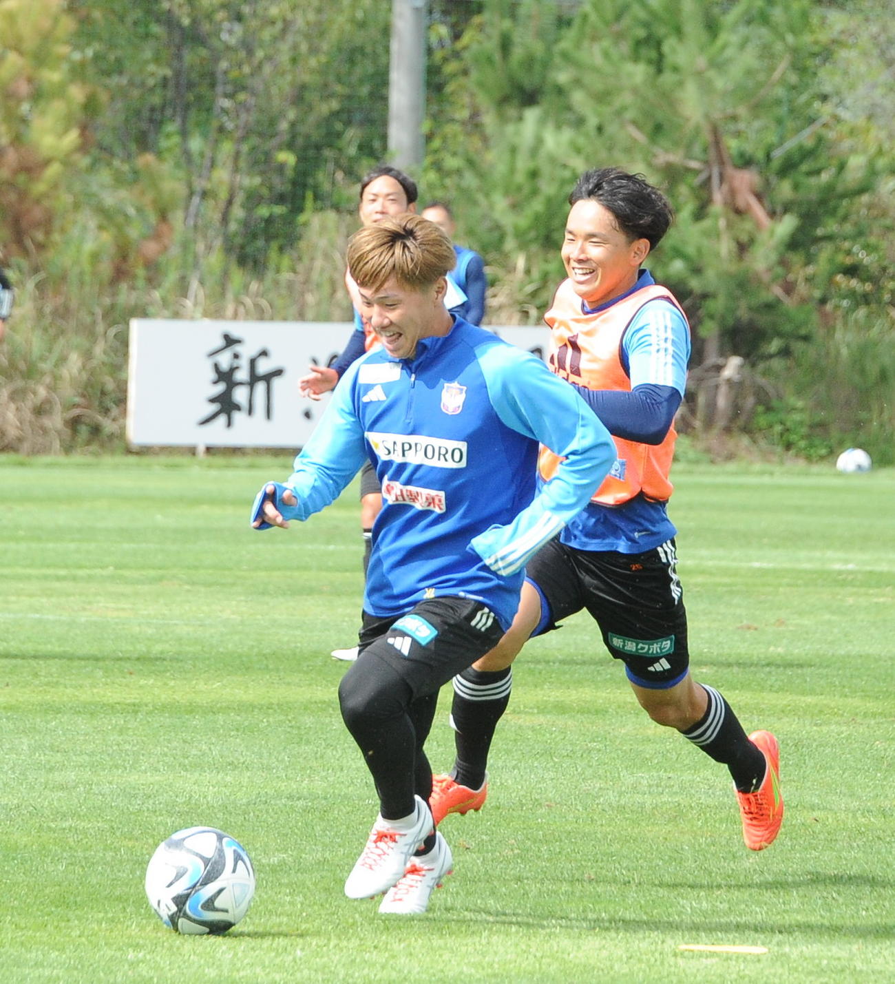 試合方式の練習でドリブルする三戸