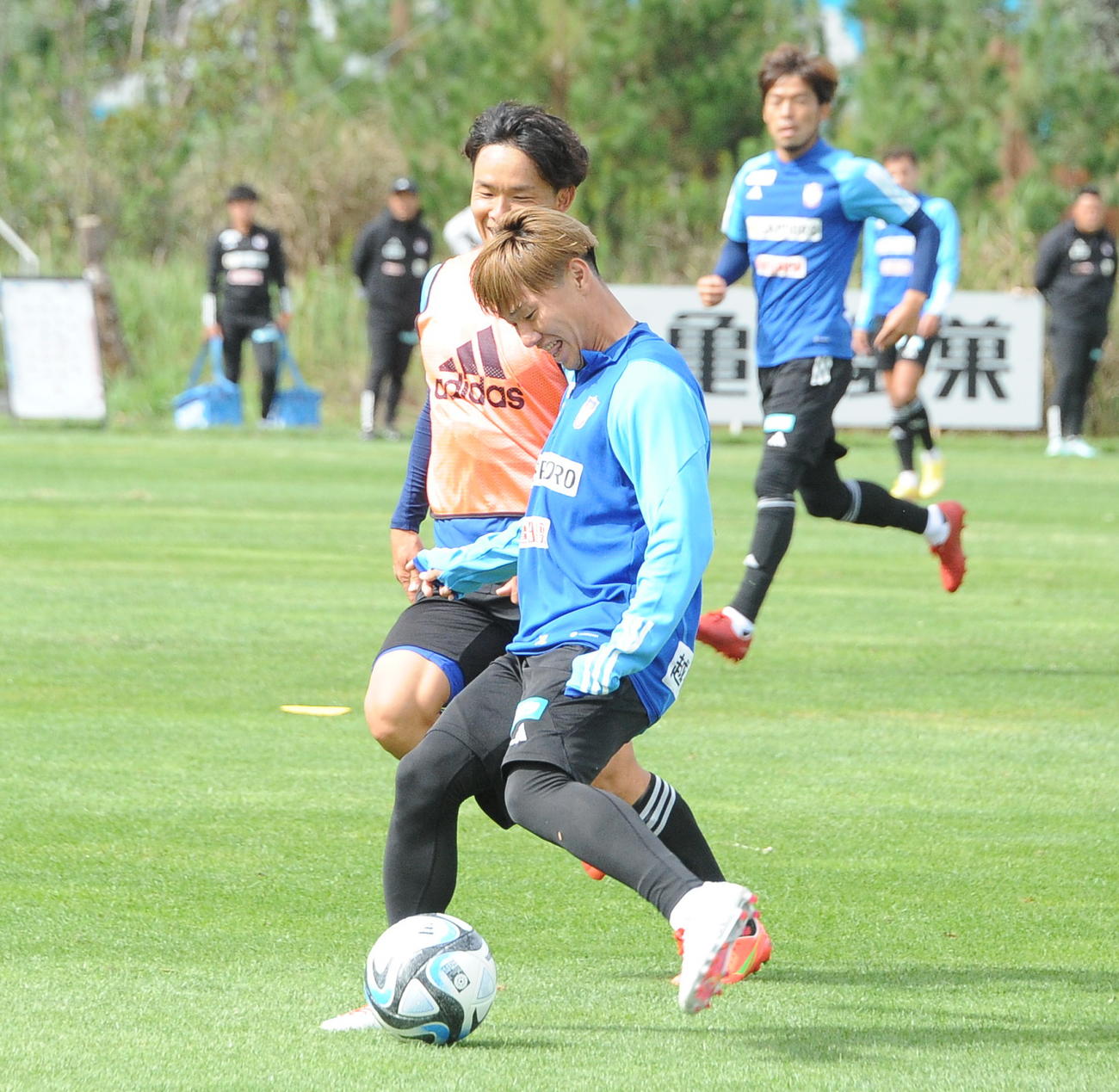 試合方式の練習でパスを出す三戸
