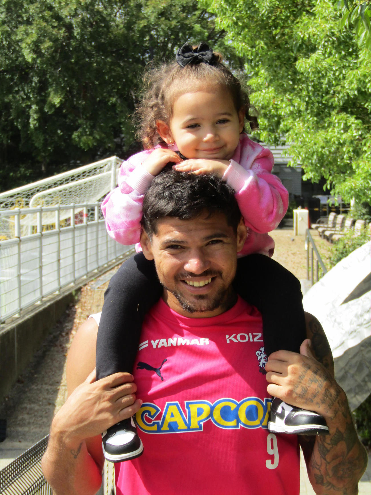 2歳の愛娘と取材に応じるC大阪FWレオ・セアラ