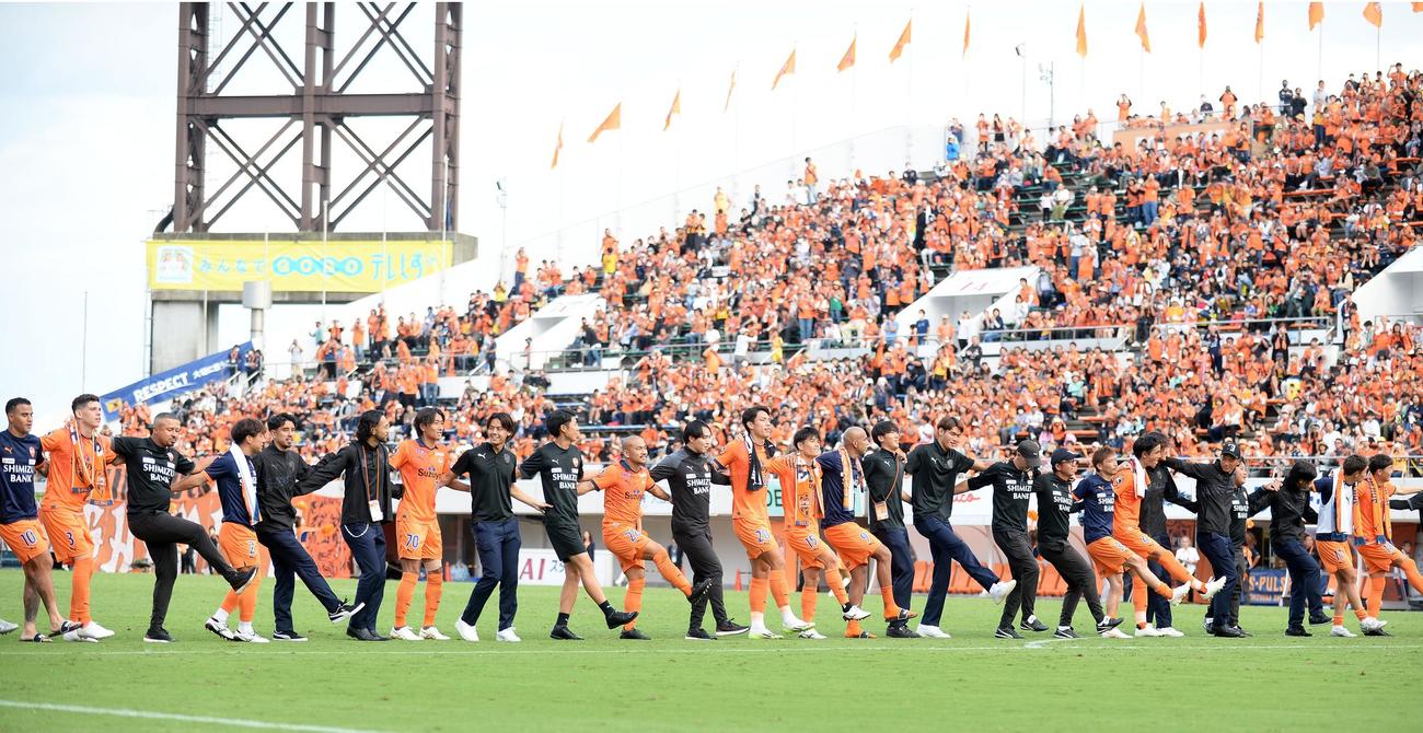 ホームでの勝利後に恒例となっている「勝ちロコ」を踊る清水の選手たち