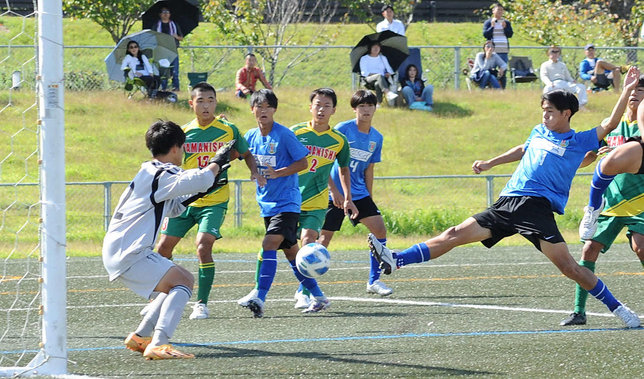 シュートを放つオイスカ浜松国際のアルダ・ディエゴ（右）