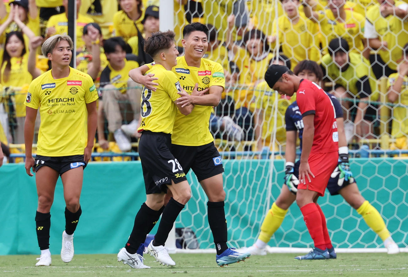 熊本対柏　後半、ゴールを決め戸嶋（中央左）と喜ぶ柏細谷（撮影・野上伸悟）