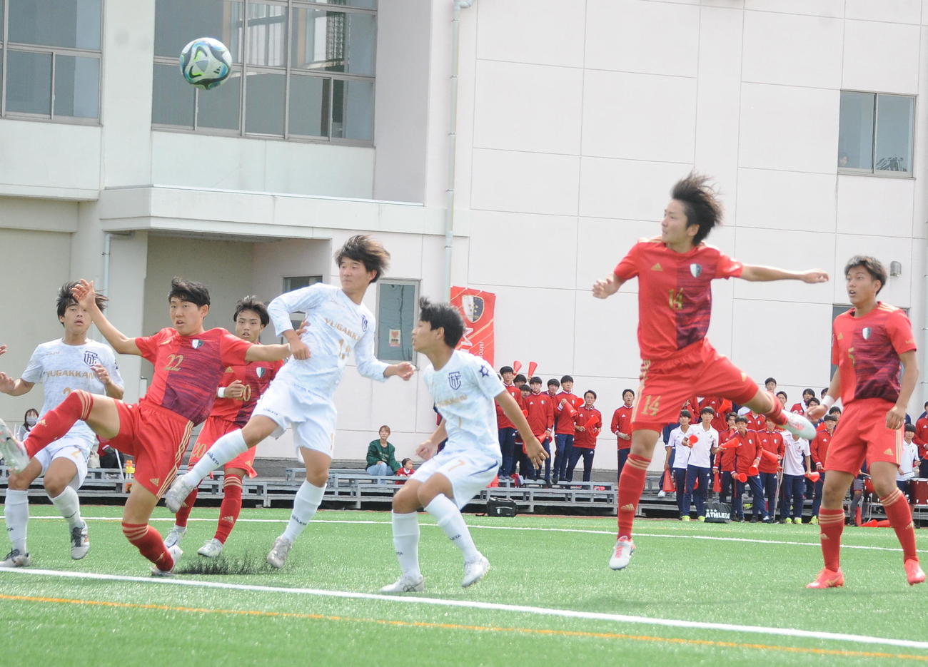 後半5分、友坂の左FKを頭で合わせる長谷川（右から2人目）