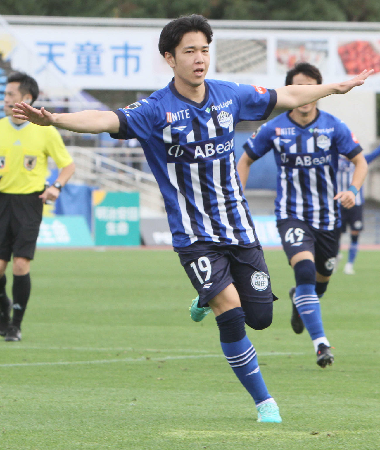 後半8分、ゴールを決め、手を広げて喜ぶ山形FW宮城（撮影・木村有優）