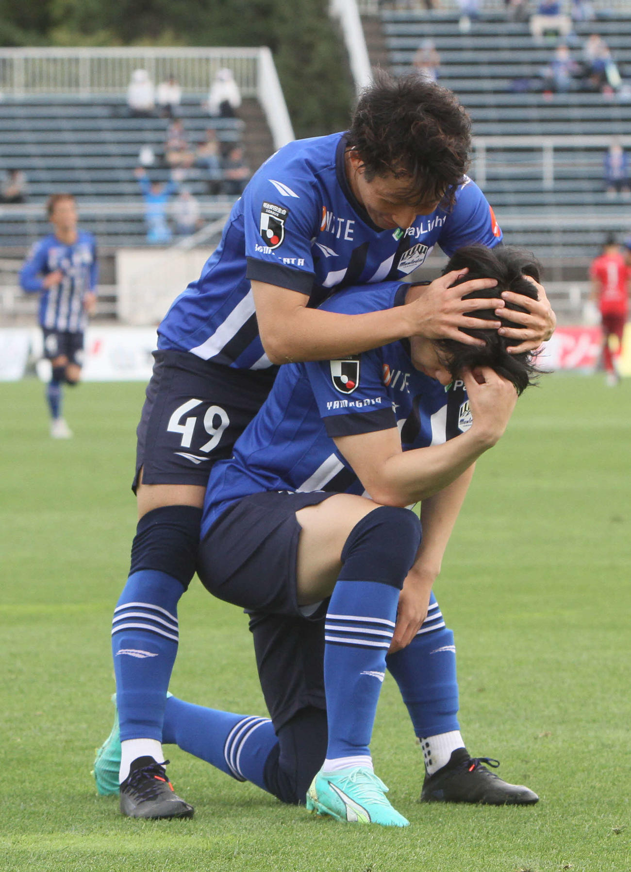 山形対栃木　ゴールをを喜び、山形FW・後藤とポーズをとる山形FW・宮城（手前）（撮影・木村有優）