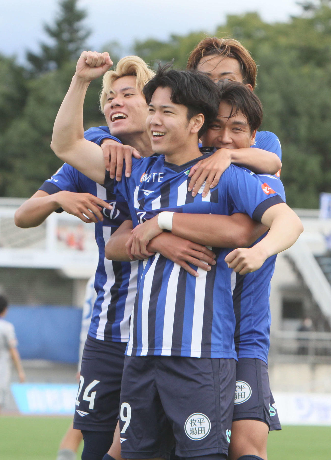 後半8分、ゴールを決めた山形FW宮城（手前）は、サポーターに向け、ガッツポーズ（撮影・木村有優）