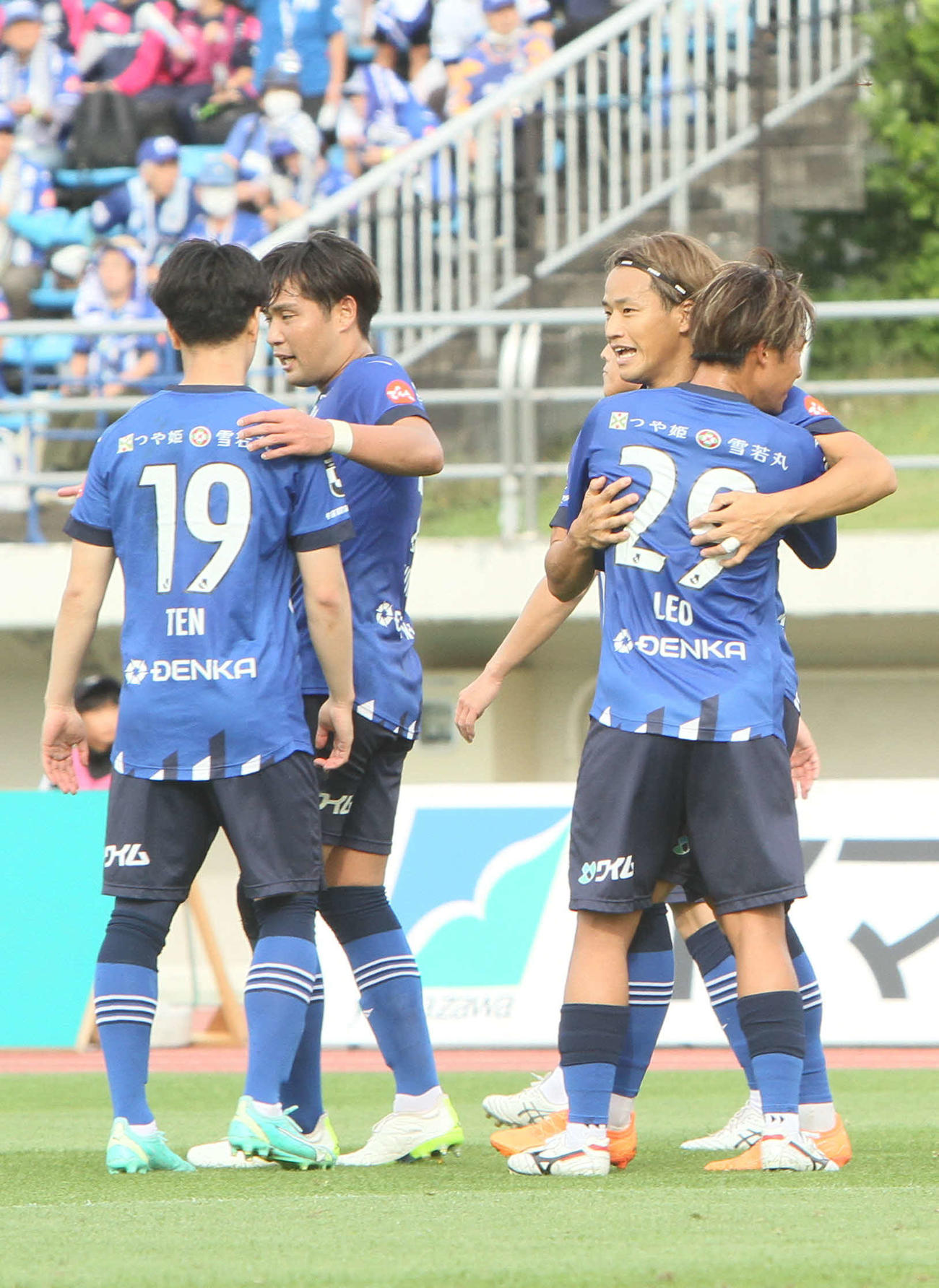 山形対栃木　前半31分、先制点を挙げ喜ぶ山形・藤本（右奥）（撮影・木村有優）