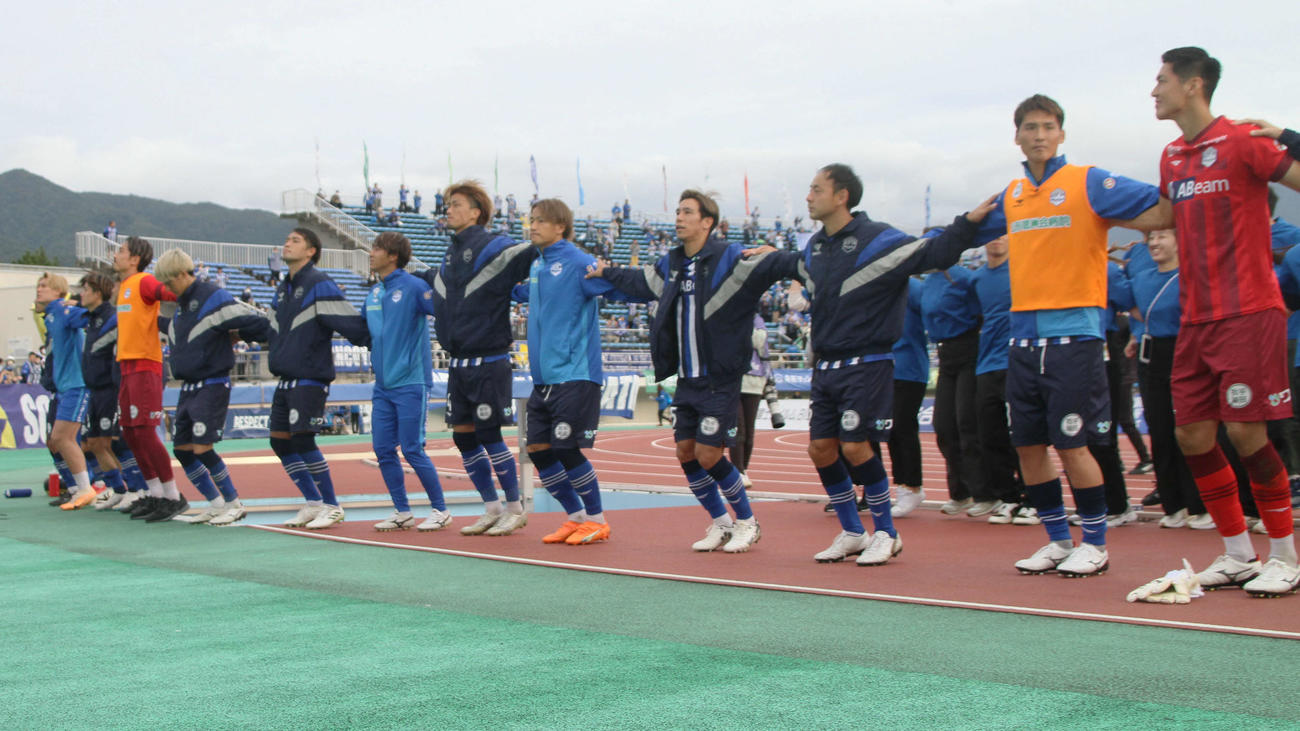 山形対栃木　試合後、勝利を喜び飛び跳ねる山形イレブン（撮影・木村有優）