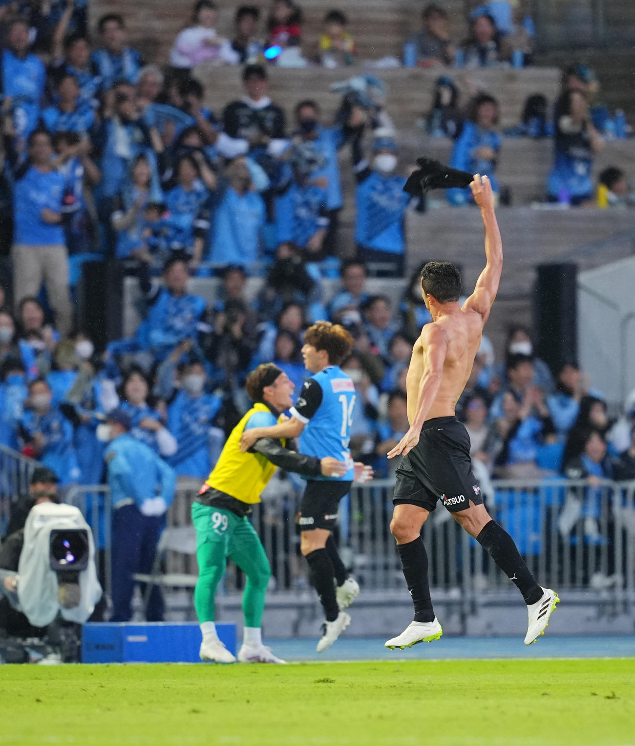 川崎F対福岡　後半、ヘディングでゴールを決めユニホームとアンダーシャツを脱ぎながらかけ出す川崎Fレアンドロ・ダミアン（撮影・垰建太）