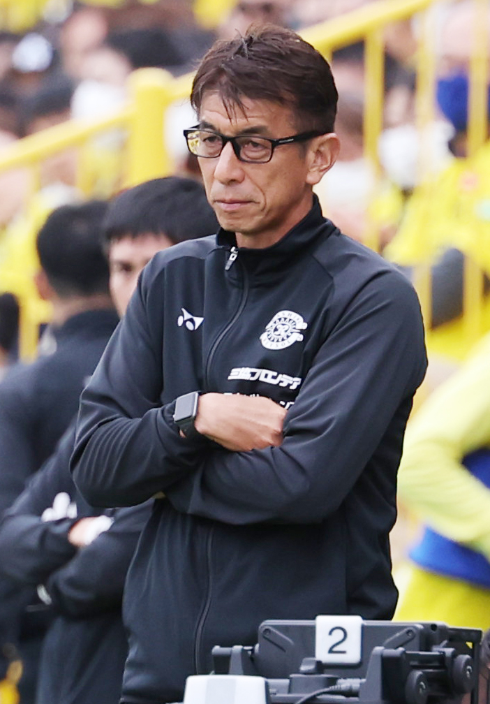 熊本対柏　試合を見つめる柏井原監督（撮影・野上伸悟）