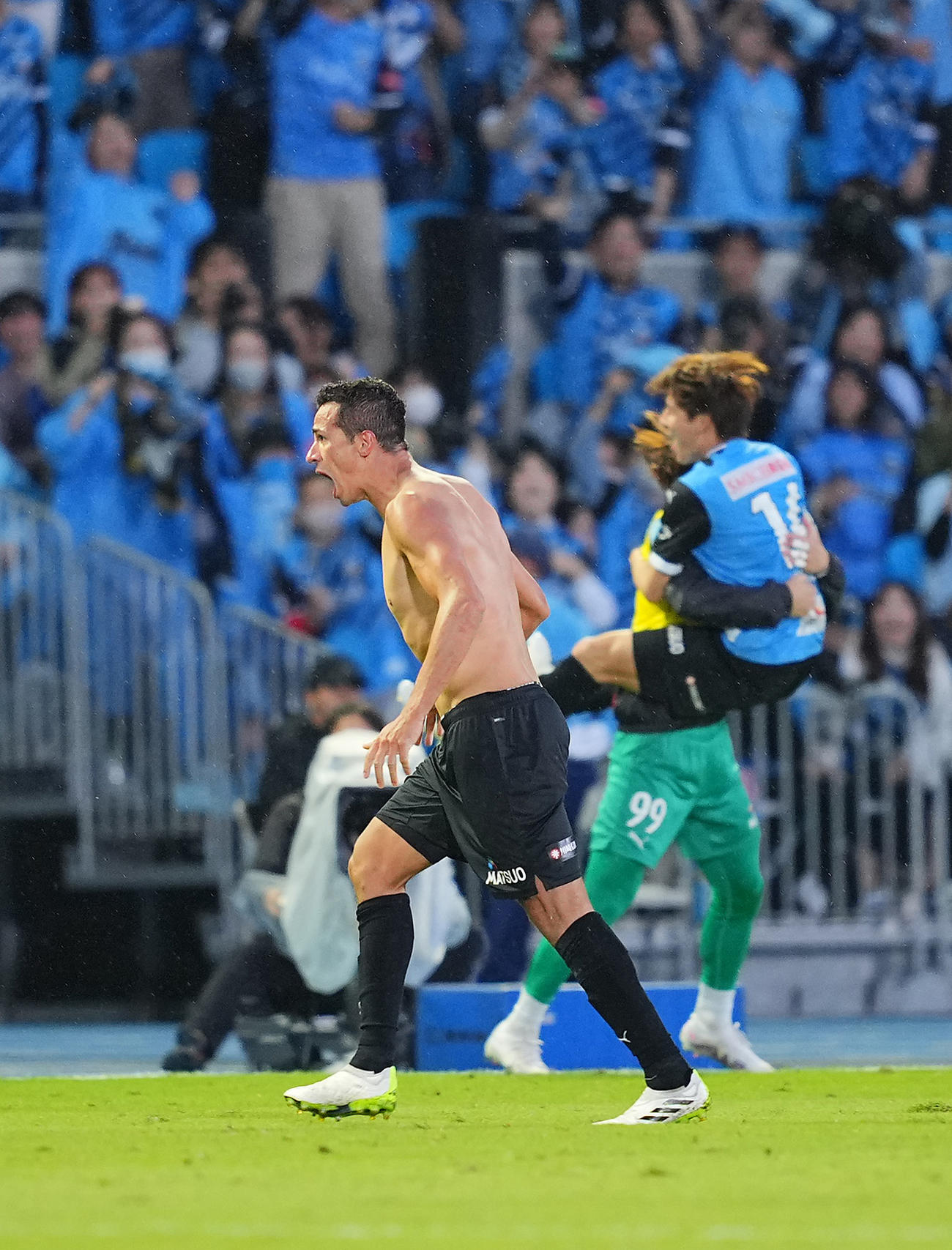 川崎F対福岡　後半、ヘディングでゴールを決めユニホームとアンダーシャツを脱ぎながらかけ出す川崎Fレアンドロ・ダミアン（撮影・垰建太）