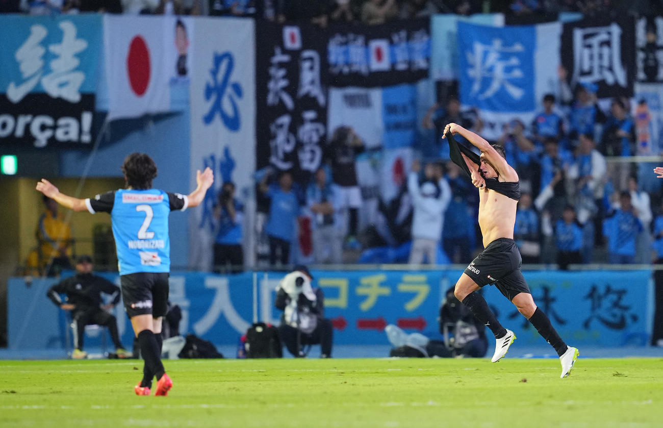 川崎F対福岡　後半、ヘディングでゴールを決めユニホームとアンダーシャツを脱ぎながらかけ出す川崎Fレアンドロ・ダミアン（右）（撮影・垰建太）