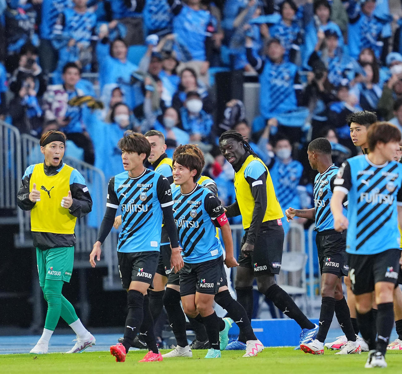 川崎F対福岡　後半、ゴールを決めチームメートと喜び合う川崎F橘田（中央）（撮影・垰建太）