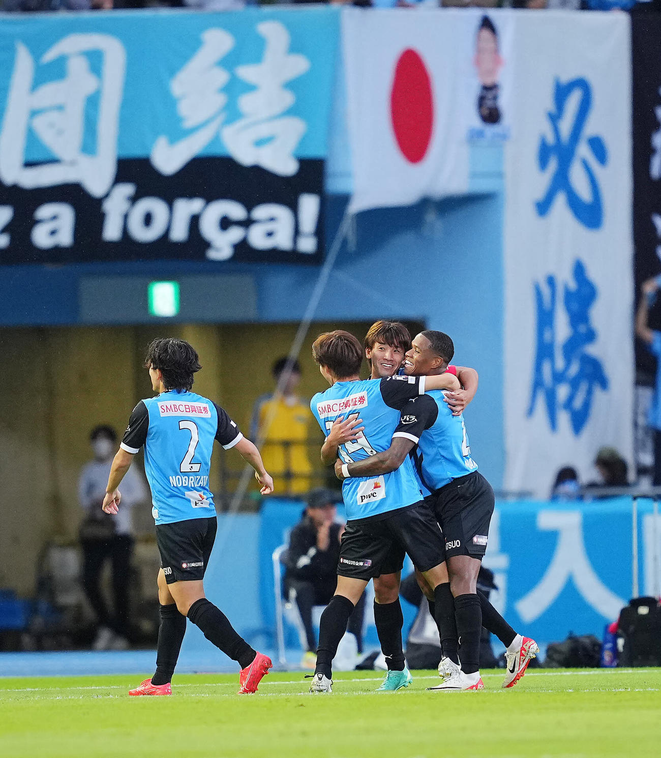 川崎F対福岡　後半、ゴールを決めチームメートと喜び合う川崎F橘田（右から2人目）（撮影・垰建太）