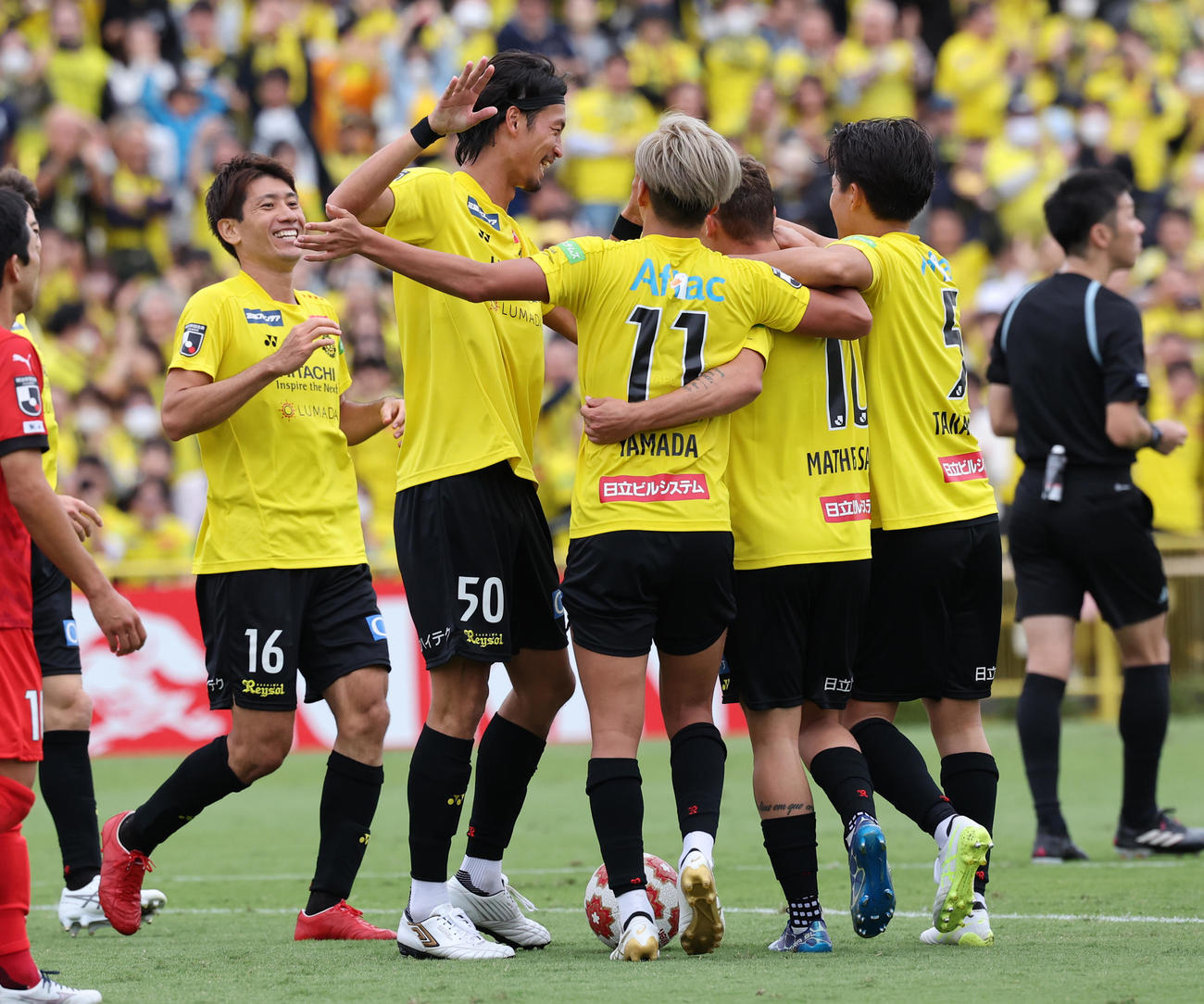 熊本対柏　前半、片山（左端）のゴールを喜ぶ柏の選手たち（撮影・野上伸悟）