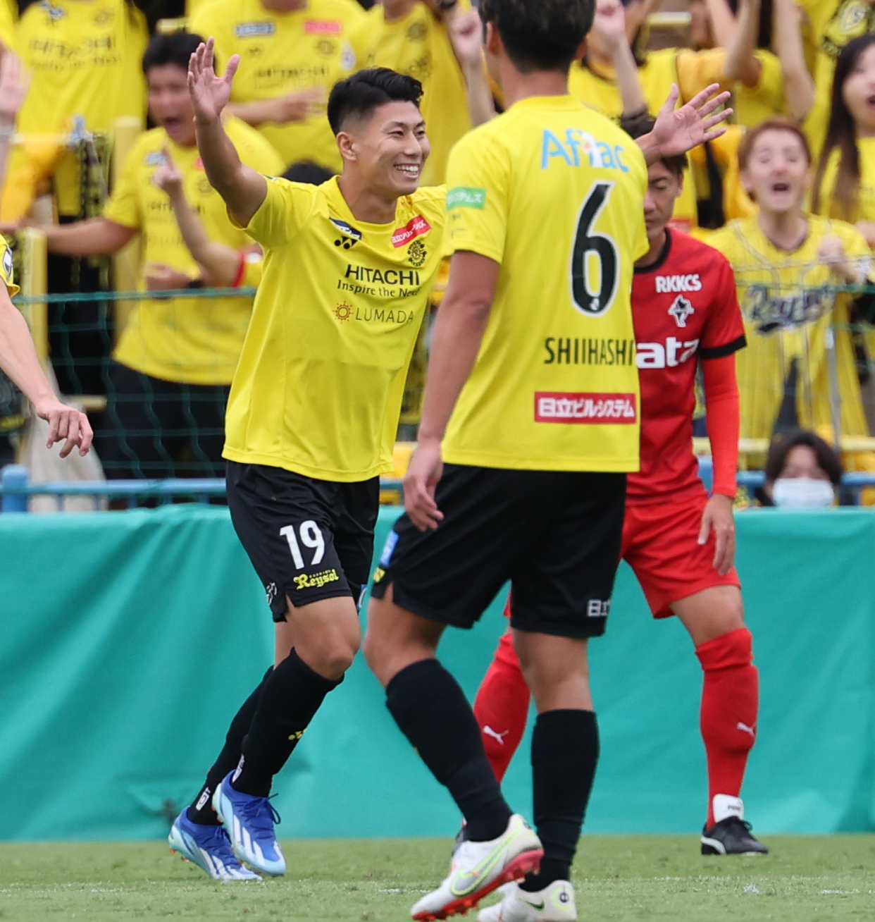 熊本対柏　後半、ゴールを決め喜ぶ柏細谷（撮影・野上伸悟）