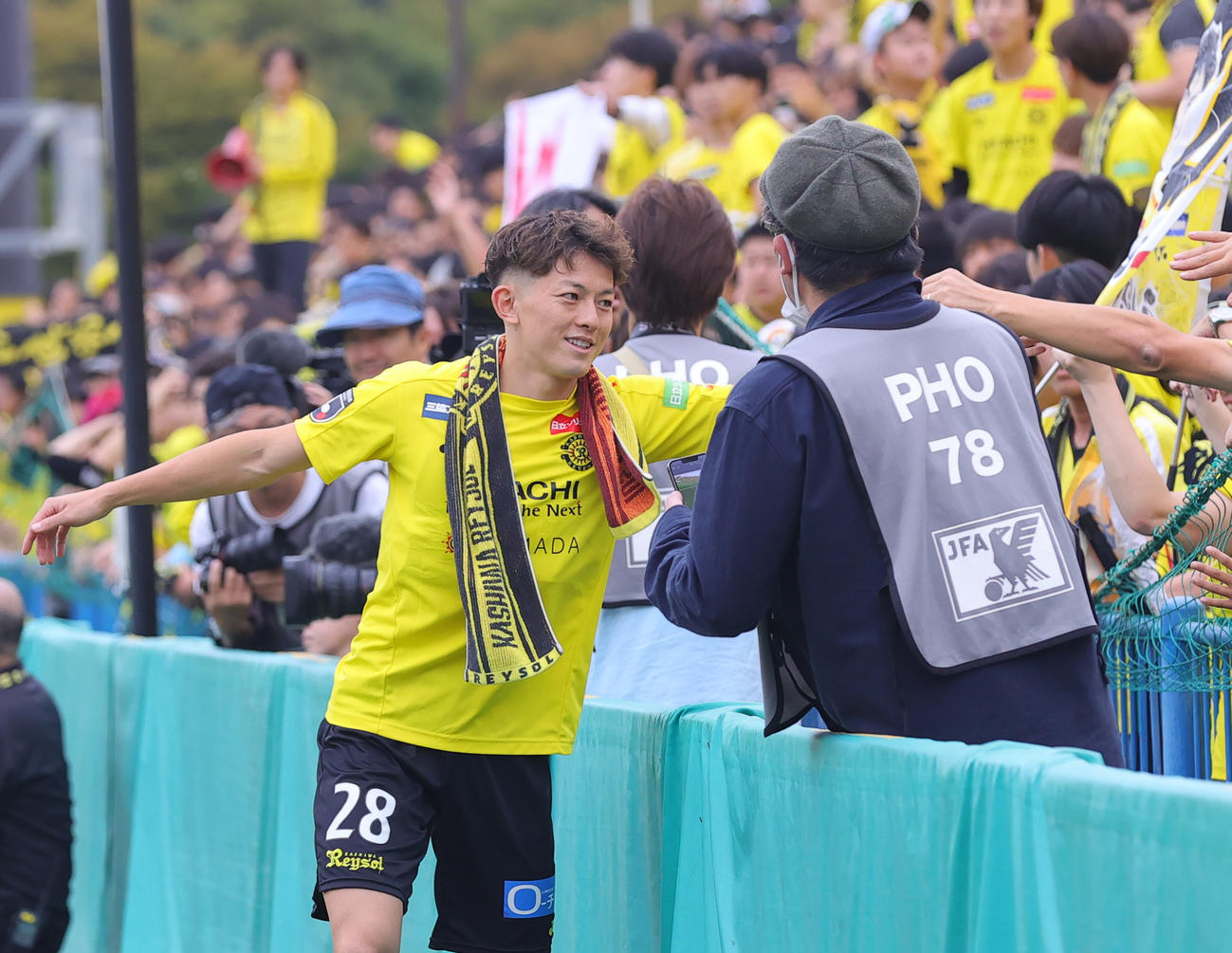 熊本対柏　試合後にサポーターとハイタッチする柏戸嶋（撮影・野上伸悟）