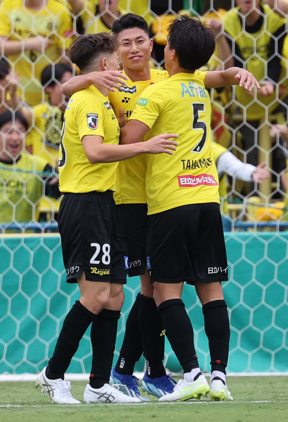 熊本対柏　後半、ゴールを決め戸嶋（左）、高嶺（右）と喜ぶ柏細谷（撮影・野上伸悟）