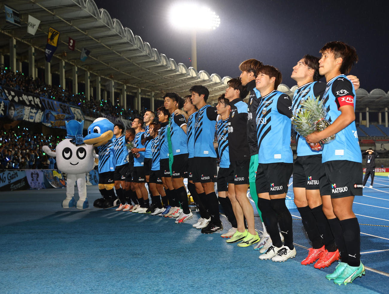 川崎F対福岡　決勝進出を果たしサポーターと喜び合う川崎Fの選手たち（撮影・垰建太）