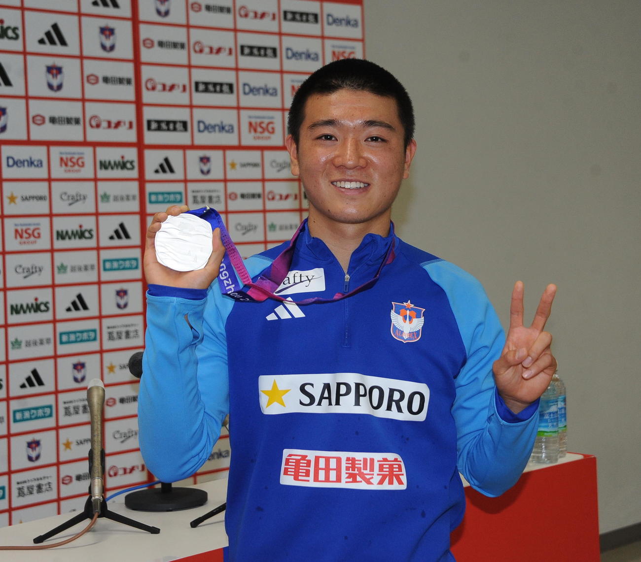 アジア大会準優勝を表現する2位ポーズで撮影に応じる小見