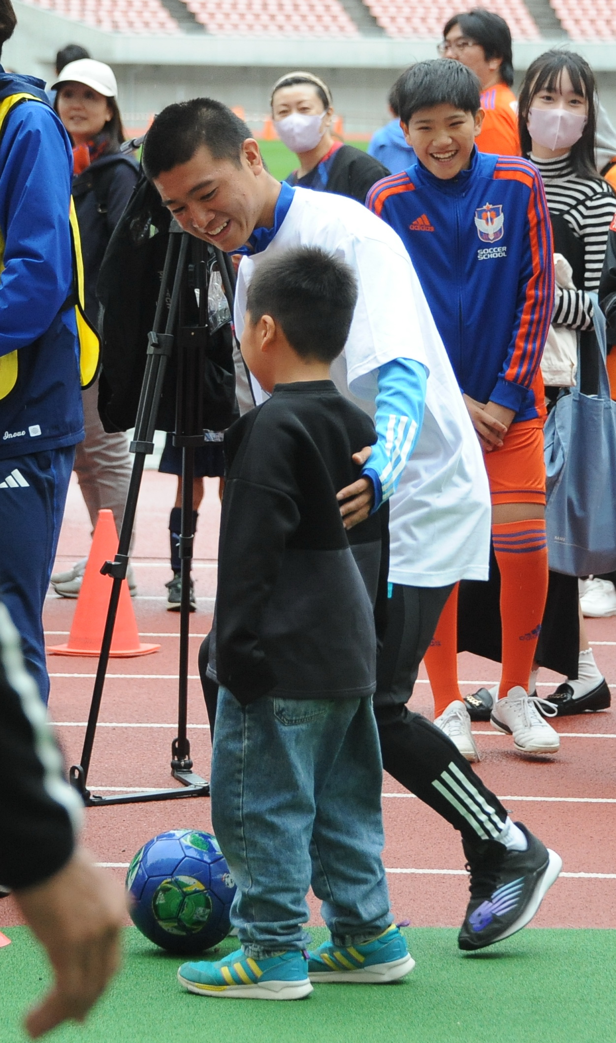 イベント参加者に笑顔で声をかける小見（中央）
