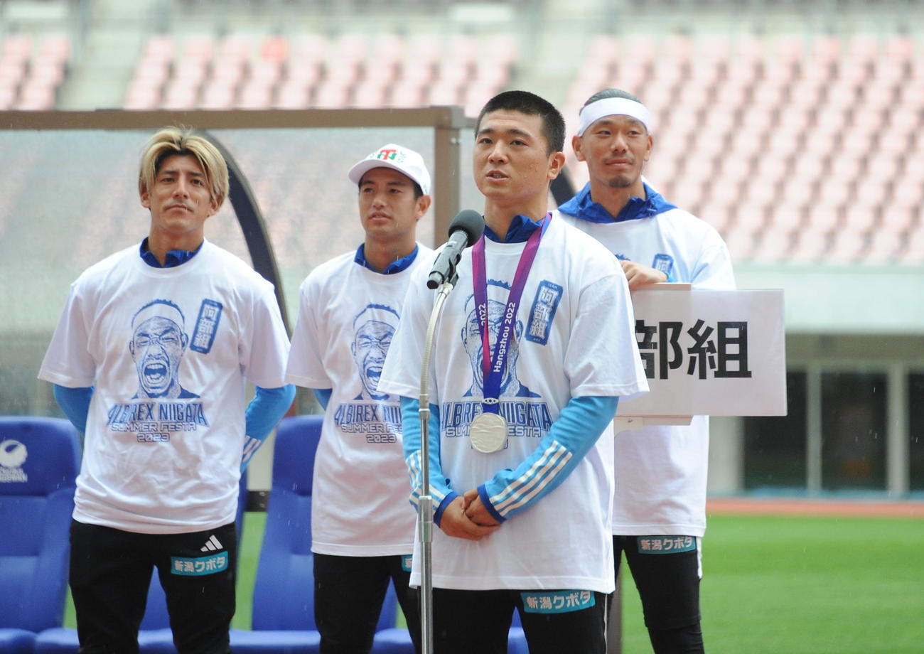 イベント開始前、サポーターにアジア大会準優勝を報告する小見（手前）