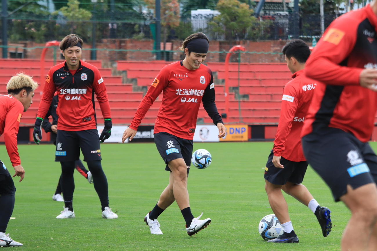 アジア大会を終え、チームに合流した札幌馬場（左から3人目）（撮影・保坂果那）