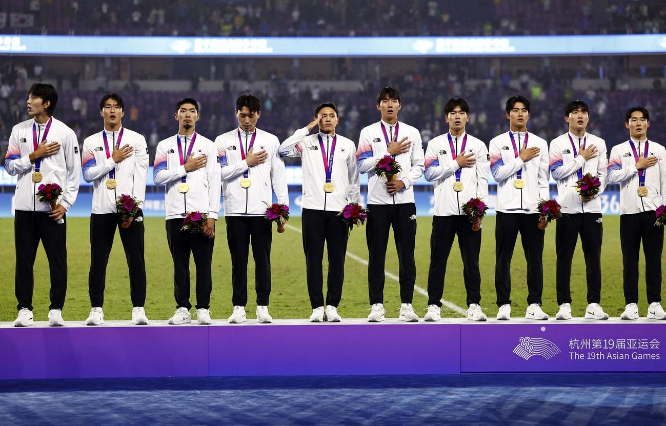 7日、アジア大会男子サッカーで金メダルを獲得した韓国代表の選手たち（ロイター）