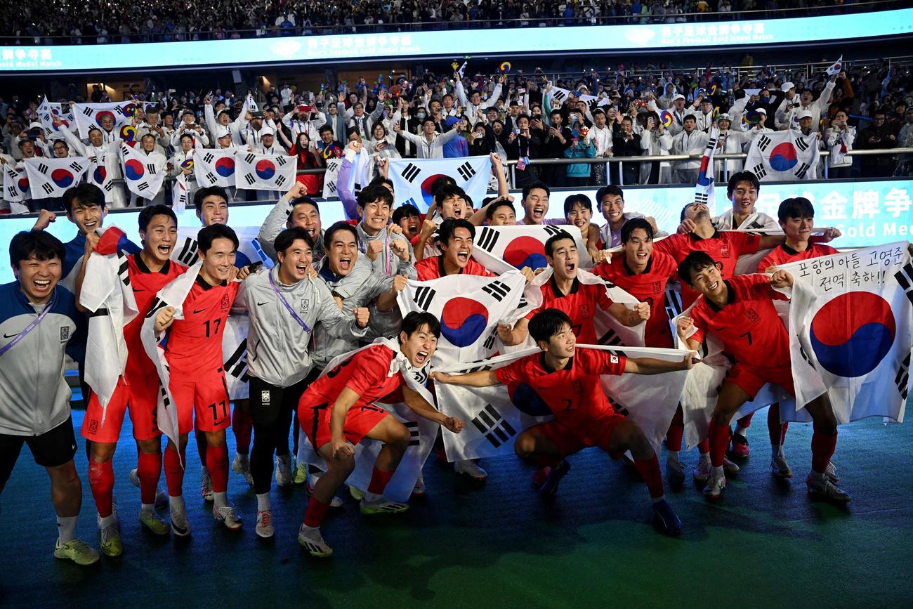 7日、アジア大会男子サッカー決勝で日本を下し、ファンと一緒に喜ぶ韓国代表の選手たち（ロイター）