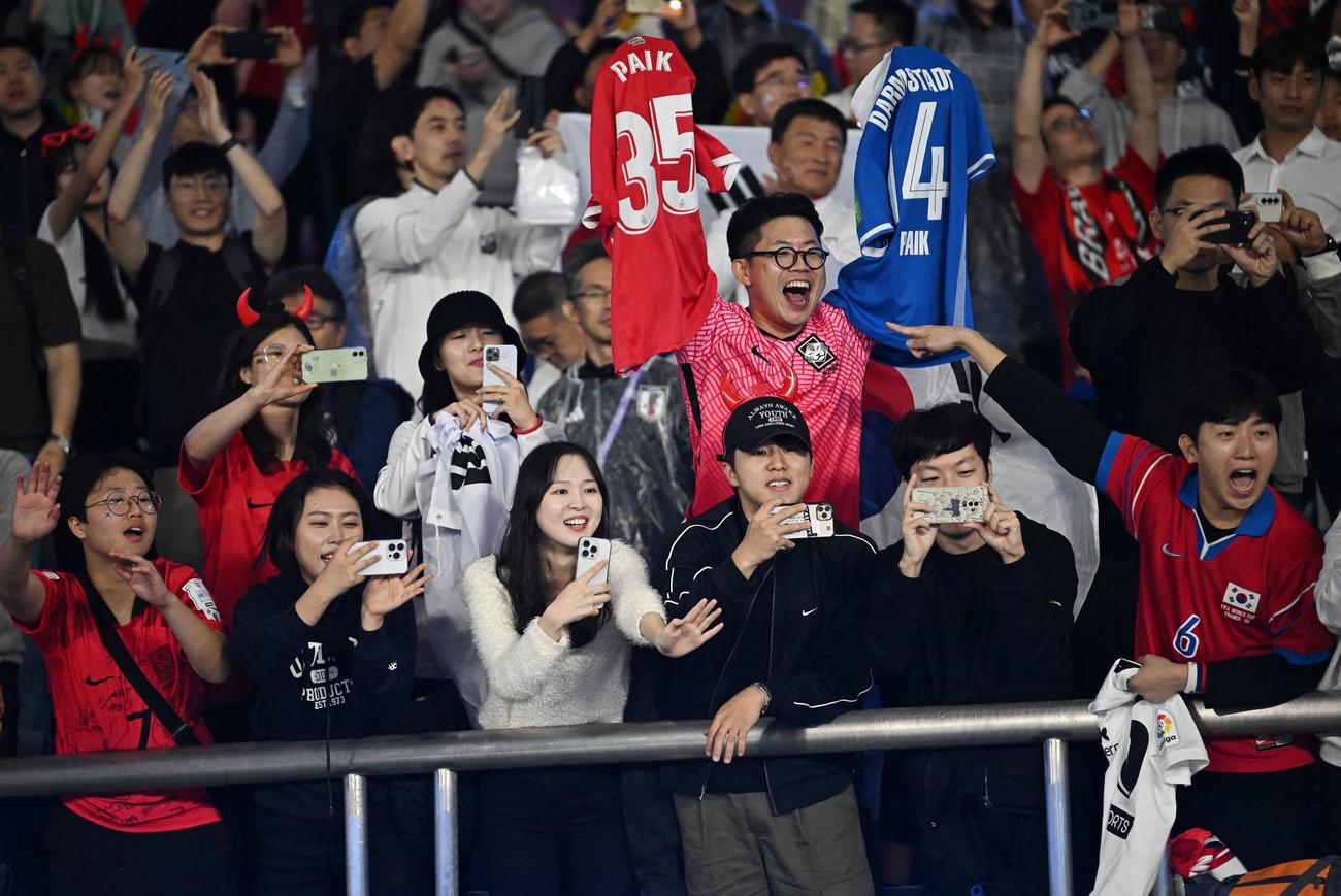 7日、アジア大会男子サッカー決勝で韓国が優勝し、喜ぶファン（ロイター）