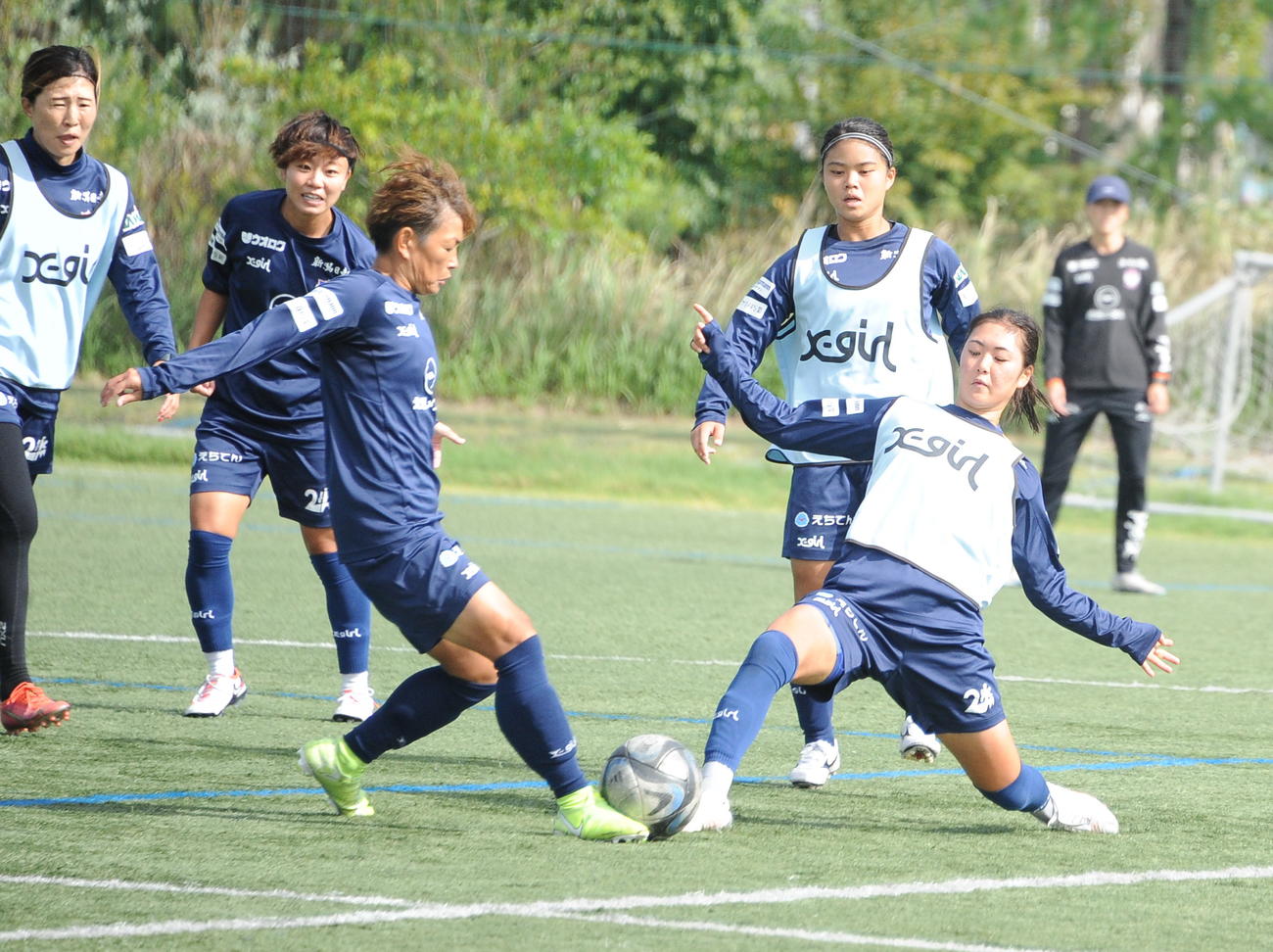 試合形式の練習でボールを奪いに行く石田（右）