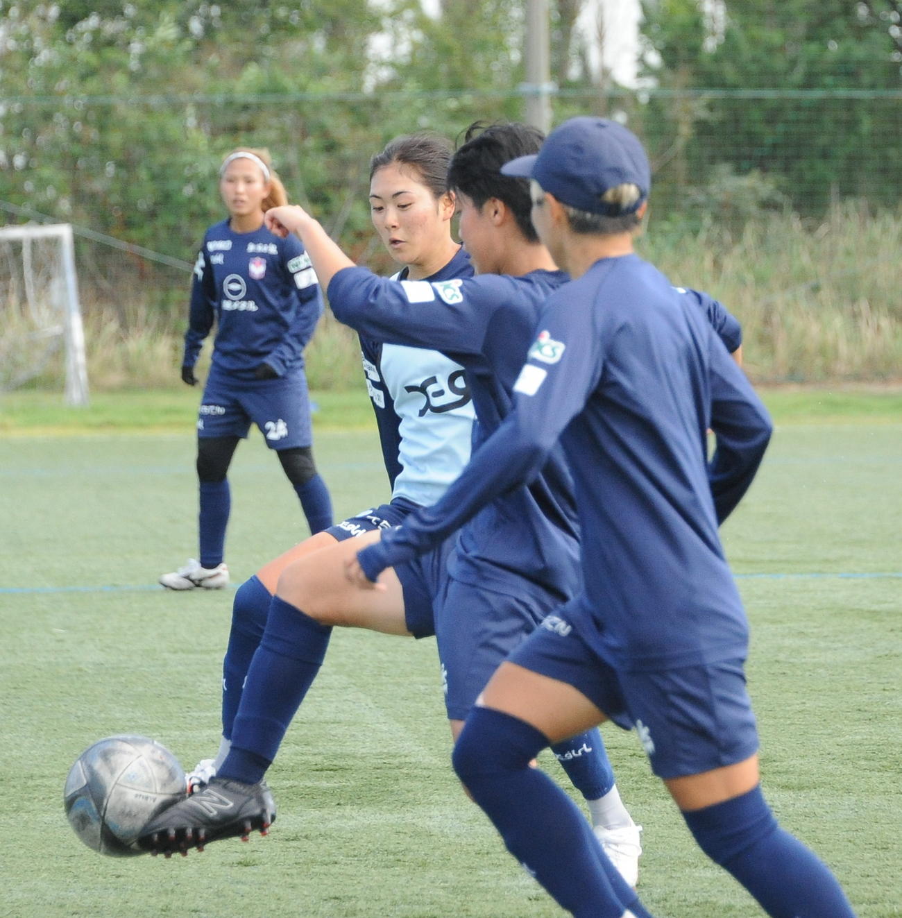 試合形式の練習でボールを奪いに行く石田（右から3人目）